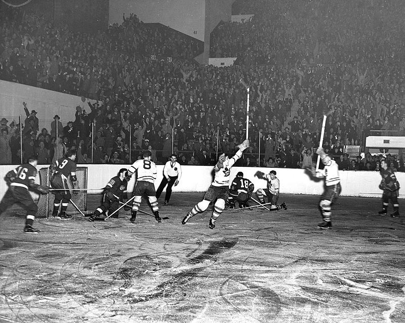 Ice hockey game between the Leafs vs Wings 1942