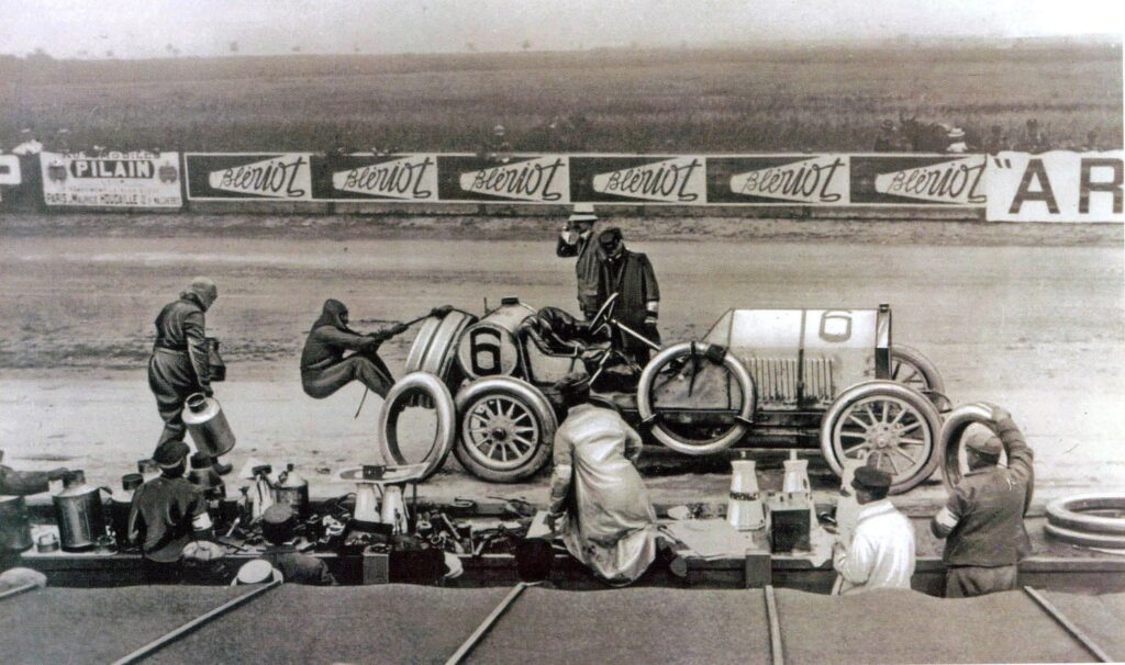 Pit Stop in the Vanderbilt Cup Races of 1908 - 1910
