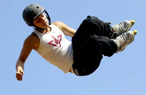 Fabiola da Silva rollerblading air jump