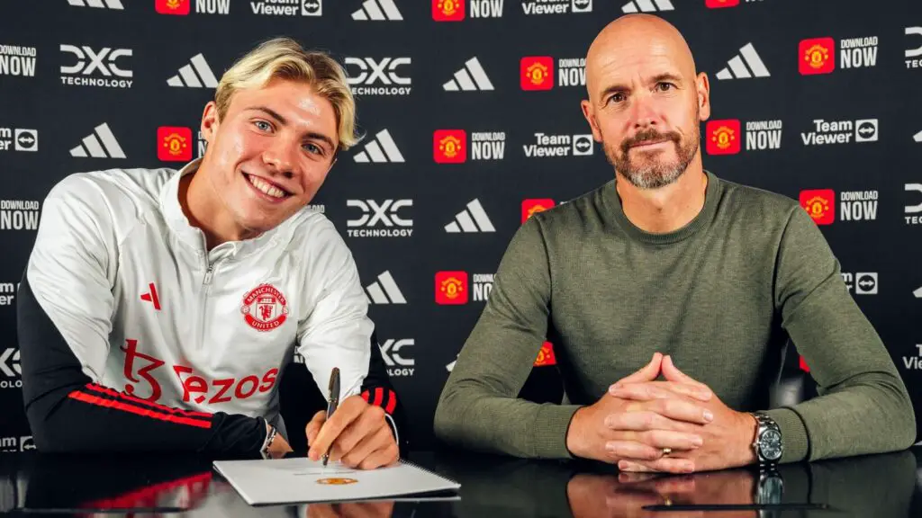 Rasmus Hojlund signing his contract to join Erik ten Hag's Manchester United