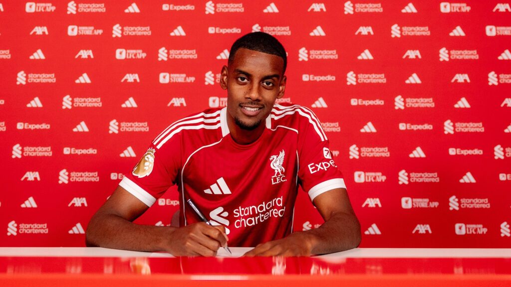 Alexander Isak signing his Liverpool FC contract