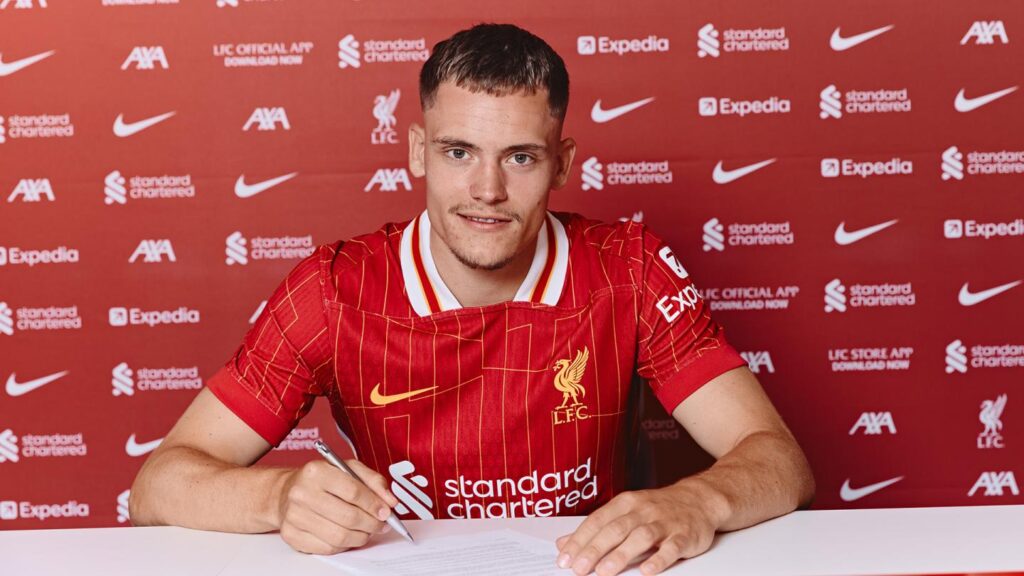 Florian Wirtz signing his Liverpool FC contract